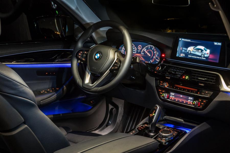 Интерьер BMW 520d Sedan Luxury Line 2017 года  (WW) (фото 24 из 42)